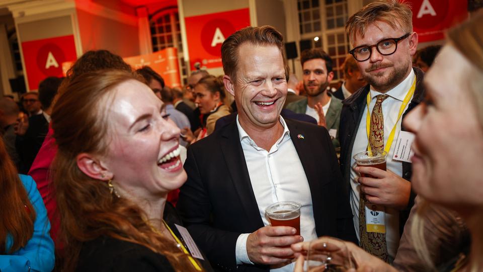 Da Socialdemokratiet gik frem ved folketingsvalget tirsdag, var smilene store hos Jeppe Kofod. Men onsdag står det klart, at han ikke opnår valg. <i>Martin Sylvest/Ritzau Scanpix</i>