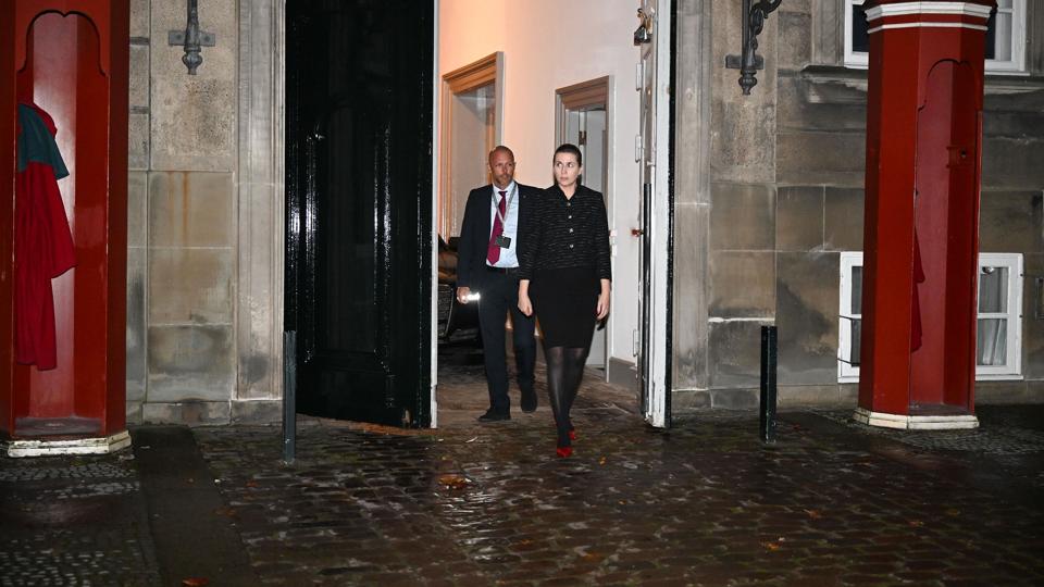 Mette Frederiksen kommer ud fra Amalienborg onsdag, hvor hun er blevet valgt som kongelig undersøger. <i>Philip Davali/Ritzau Scanpix</i>