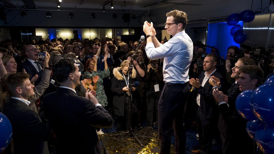 Alex Vanopslagh blev tirsdag aften hyldet til valgfest hos Liberal Alliance. Partiet har fået et kanonvalg og går fra 4 til 14 mandater i Folketinget. <i>Pelle Rink/Ritzau Scanpix</i>