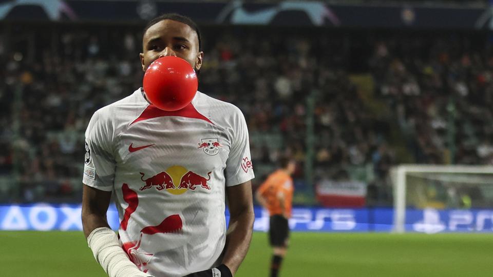 Christopher Nkunku hev en ballon op af sin ene sok og pustede den op efter sin scoring til 1-0. <i>Jan Woitas/Ritzau Scanpix</i>