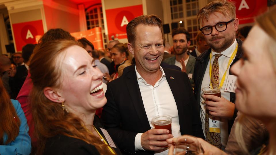 Jeppe Kofod under valgaftenen hos Socialdemokratiet på Christiansborg, hvor han var med til at fejre partiets fremgang. Dagen efter står det dog klart, at han ikke har opnået valg til Folketinget. <i>Martin Sylvest/Ritzau Scanpix</i>