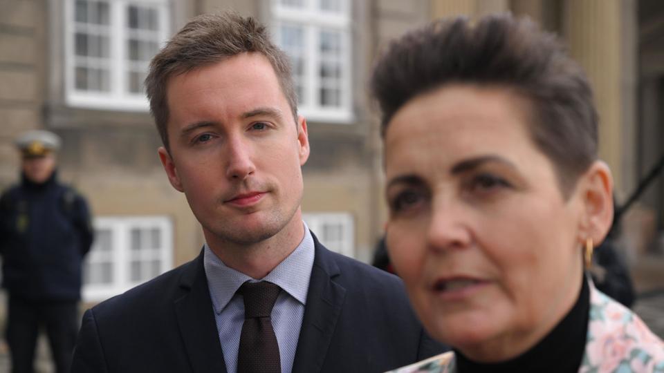 Jacob Mark og Pia Olsen Dyhr. Repræsentanter fra partierne møder hos dronningen for at pege på en forhandlingsleder til regeringsdannelse på Amalienborg onsdag den 2. november 2022. <i>Philip Davali/Ritzau Scanpix</i>
