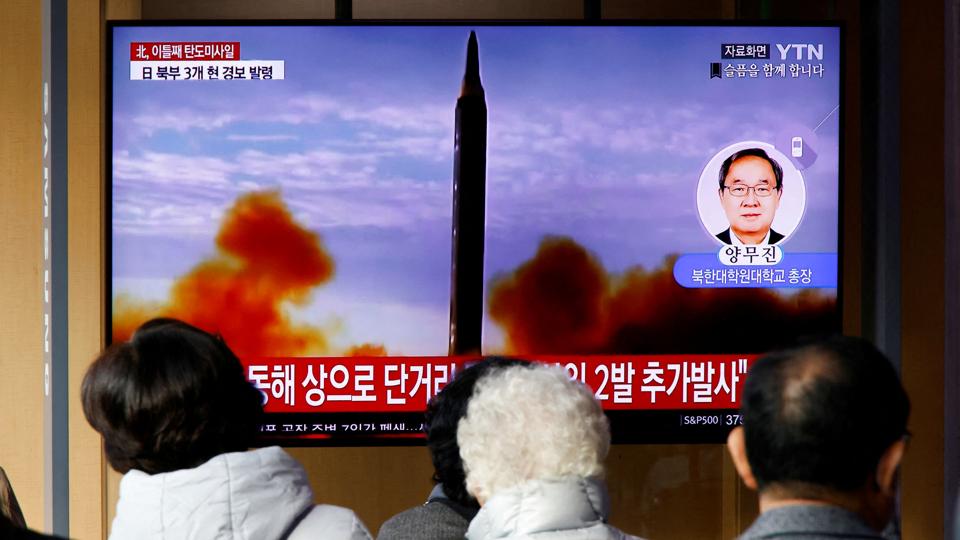 Forbipasserende på en togstation i Seoul ser et nyhedsindslag om Nordkoreas affyring af missiler torsdag. <i>Heo Ran/Reuters</i>