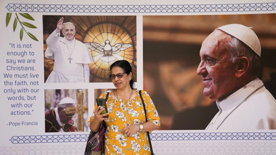 En plakat af pave Frans på Sacred Heart Church i Manama, Bahrain, forud for hans besøg den 3. til 6 november. <i>Hussein Malla/Ritzau Scanpix</i>