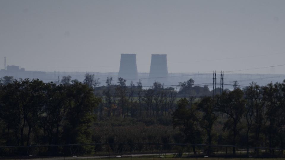 Zaporizjzja-atomkraftværket ses her fra omkring 20 kilometers afstand. Situationen ved kraftværket har skabt international bekymring. (Arkivfoto). <i>Leo Correa/Ritzau Scanpix</i>