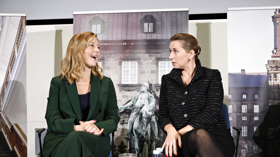 Sofie Carsten Nielsen (tv.) var onsdag formiddag til partilederdebat, blandt andre med Mette Frederiksen (th.), inden hun få timer senere takkede af som politisk leder for De Radikale. <i>Philip Davali/Ritzau Scanpix</i>