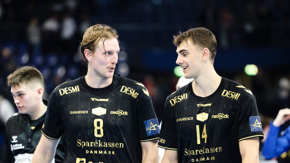 Mads Hoxer (th.) spillede en stor kamp for Aalborg Håndbold i Kiel. Det samme gjorde i øvrigt stregspilleren Jesper Nielsen (tv.) <i>Foto: Frank Molter/AP/Ritzau Scanpix</i>