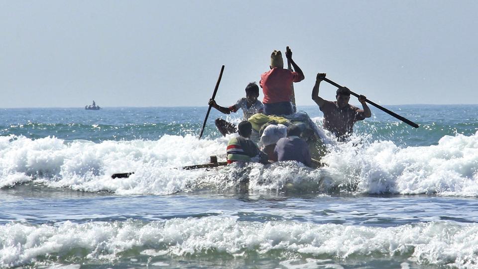 En af de farligste fiskeriindustrier i verden er i Myanmar. Mænd sejler fra små tømmerflåder op til 100 kilometer ud på havet for at fange fisk og rejer. Ofte er de væk fra land i flere måneder ad gangen. (Arkivfoto). <i>Esther Htusan/Ritzau Scanpix</i>