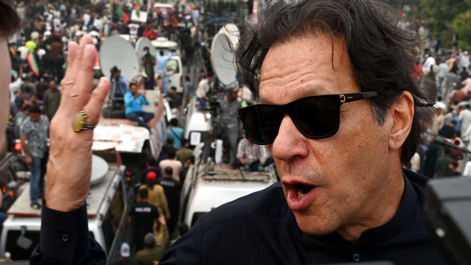 Imran Khan har holdt taler fra taget af en container under demonstrationer mod regeringen i Pakistan. <i>Arif Ali/Ritzau Scanpix</i>
