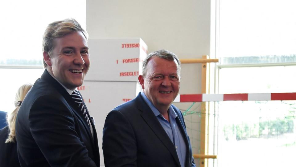 Bergur Løkke Rasmussen (V) med sin far, Lars Løkke Rasmussen (M). Bergur Løkke overtager Søren Gades plads i EU-Parlamentet, efter at Gade er blevet valgt til Folketinget. (Arkivfoto). <i>Fabian Bimmer/Reuters</i>