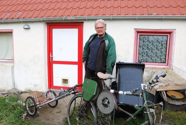 Sammen med naboen henter Leif Vagn Larsen i sommerhalvåret store mængder brændenældeplanter i nærområdet. Alle planterne bliver transporteret på hans selvkonstruerede cykelvogn.