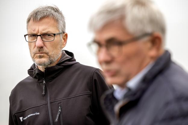 Det rene drikkevand er ikke en selvfølge, og Michael Aaby Christensen og John Trudslev frygter for konsekvenserne af et nyt boligområde. <i>Foto: Lars Pauli</i>