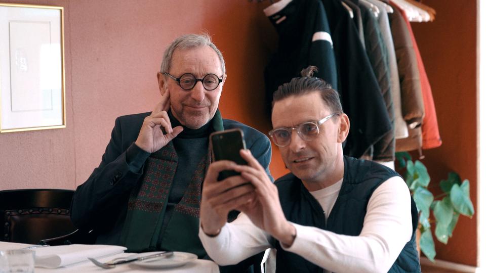 Anders Mertz (Simon Kvamm) sammen med sin kendisfar (Finn Nørbygaard). Nu drømmer Anders Mertz om at oprette et kursuscenter, hvor man kan blive 'En Større Del Af Noget Vigtigt'. <i>Pressefoto: Mads Thomsen/DR</i>