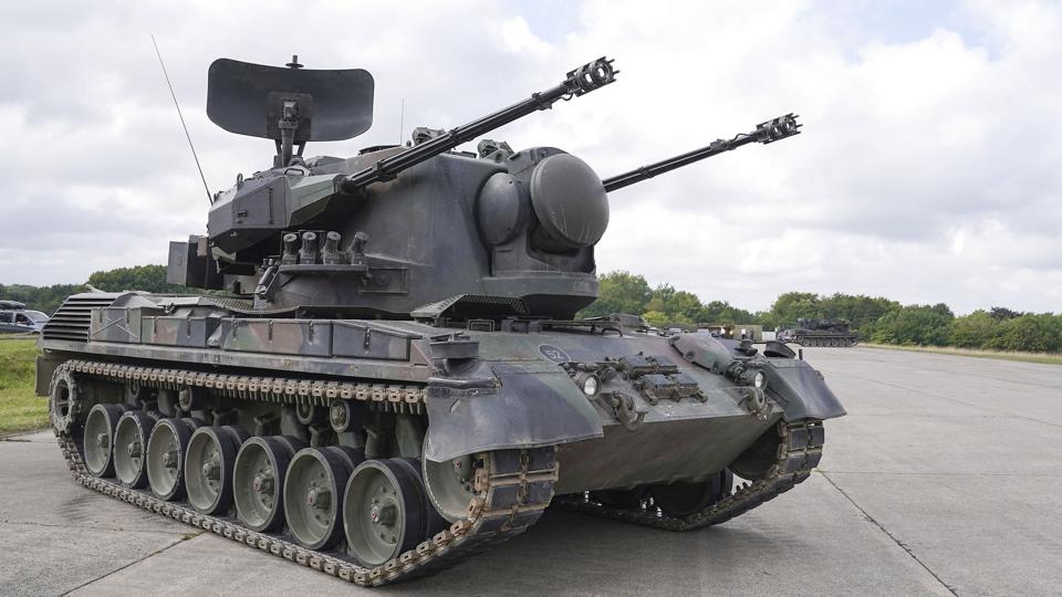 Den tyske kampvogn Gepard er udstyret med luftværnskanoner. Ukraine har bedt Tyskland om at levere det slagkraftige våben for bedre at være i stand til at nedskyde russiske droner og krydsermissiler. Gepard-kampvognen bruger ammunition, der er fremstillet i Schweiz, og her siger regeringen nej til at levere udstyr, der sendes til Ukraine. (Arkivfoto). <i>Marcus Brandt/Ritzau Scanpix</i>
