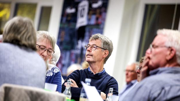 John Mikkelsen (i midten af billedet) var i sin tid blandt kritikerne af Blåkildeprojektet i Hobro. Han sagde på borgermødet på DS Arena, at han har oplevet, at politikerne ikke lytter til indsigelserne fra borgerne.  <i>Foto: Torben Hansen</i>