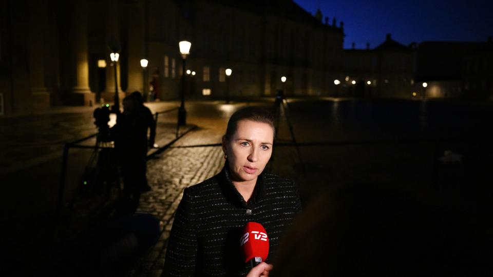 - Vælgerne har sendt et signal om, at vi skal samarbejde, sagde fungerende statsminister Mette Frederiksen (S) onsdag til TV 2, efter at hun var blevet valgt som kongelig undersøger, der skal lede forhandlinger om at danne en ny regering. Socialdemokratiet arbejder i første omgang for at danne en regering med partier over den politiske midte. <i>Philip Davali/Ritzau Scanpix</i>