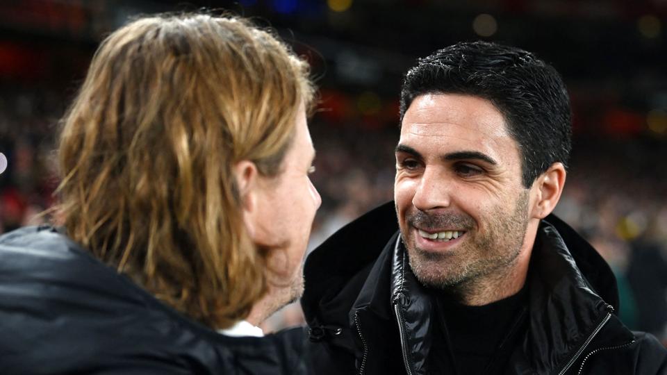 FC Zürich-træner Bo Henriksen hilste på Arsenal-manager Mikel Arteta før torsdagens kamp i London. Det endte med en kneben sejr til Arsenal. <i>Glyn Kirk/Ritzau Scanpix</i>