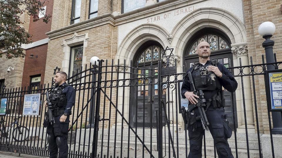 Betjente fra Hoboken Police står torsdag vagt foran United Synagogue of Hoboken i New Jersey, efter at FBI har modtaget troværdige oplysninger om en trussel mod delstatens synagoger. <i>Ryan Kryska/Ritzau Scanpix</i>