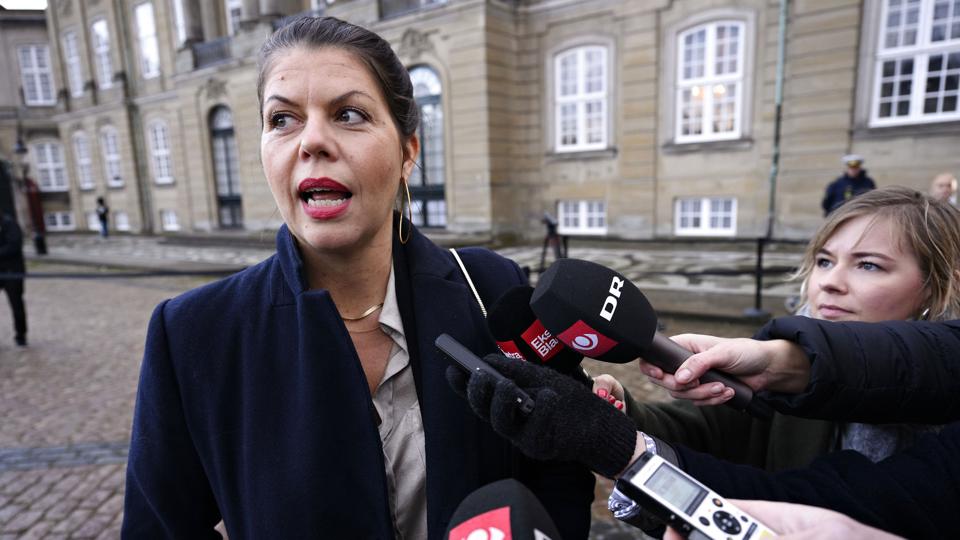 Franciska Rosenkilde (ALT) efter at have mødt hos dronningen for at pege på en forhandlingsleder til regeringsdannelse. <i>Philip Davali/Ritzau Scanpix</i>