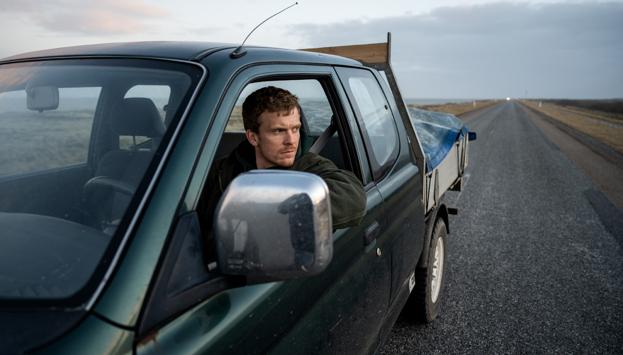 Morten Hee Andersen har hovedrollen som sønnen Anders, der - med salg af ulovlig fyrværkeri - hjælper sin far med at undgå en tvangsauktion. <i>Foto: Morten Rygaard</i>