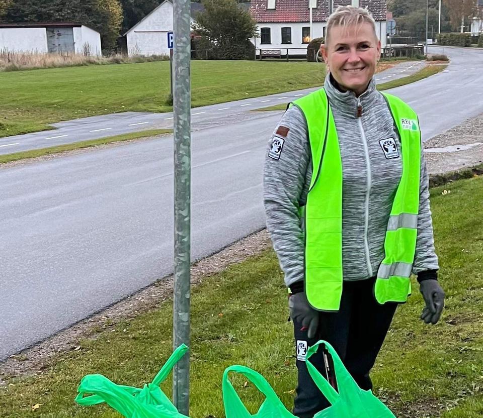 Birgitte Wilsted Simonsen, byrådsmedlem i Rebild, samler affald langs kommunens veje. <i>Privatfoto</i>