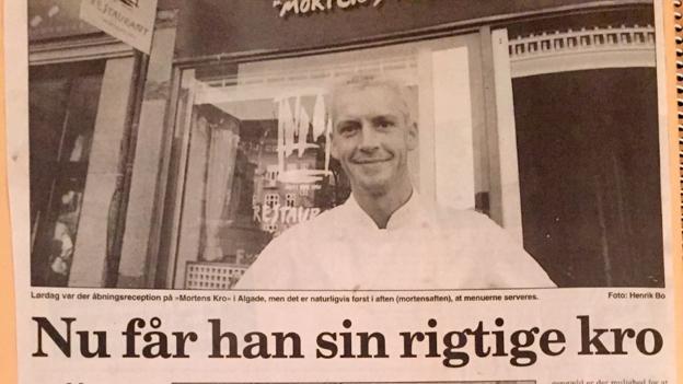 I 1997 realiserede Morten Nielsen livsdrømmen og åbnede Mortens Kro i Algade overfor Budolfi Kirke.