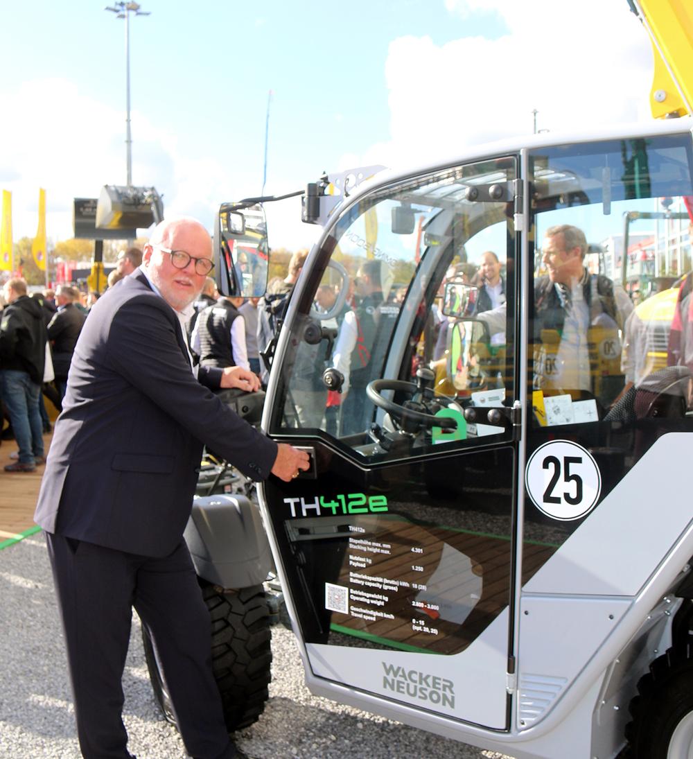 Direktør Robert Kjærgaard forøgede Stemas-ordren på den nye elektriske teleskoplæsser TH412e på en serviet, da han konstaterede den voldsomme interesse for maskinen. PR foto Direktør Robert Kjærgaard forøgede Stemas-ordren på den nye elektriske teleskoplæsser TH412e på en serviet, da han konstaterede den voldsomme interesse for maskinen. PR foto