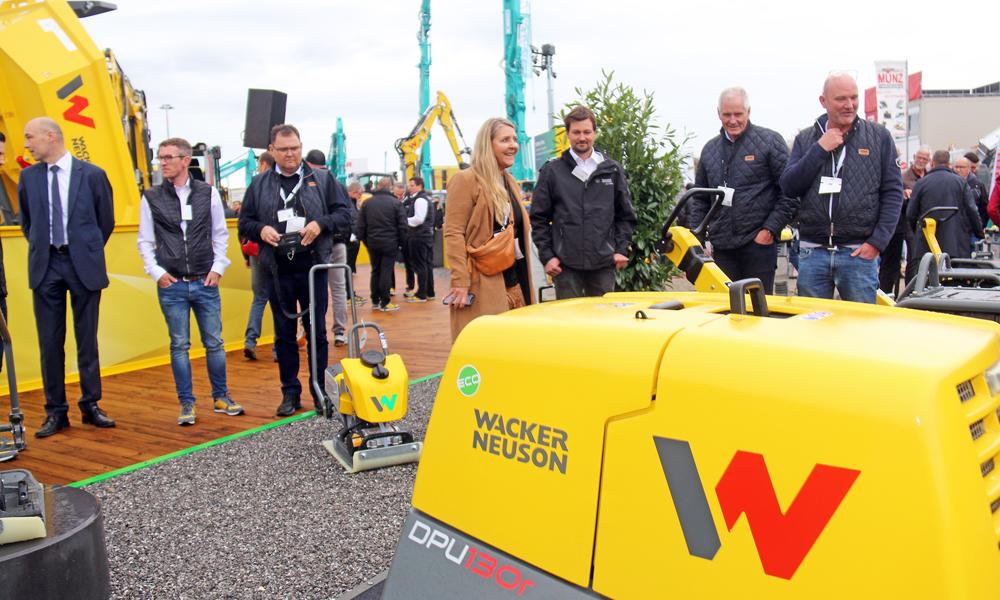 Interesserede GSV-folk på besøg på Wacker Neuson-standen. Udlejningsfirmaets salgsdirektør Claus Poulsen har kontrol over den fjernstyrede pladevibrator DPU130r, som i komprimeringsydelse matcher en syv tons tromle. PR foto Interesserede GSV-folk på besøg på Wacker Neuson-standen. Udlejningsfirmaets salgsdirektør Claus Poulsen har kontrol over den fjernstyrede pladevibrator DPU130r, som i komprimeringsydelse matcher en syv tons tromle. PR foto
