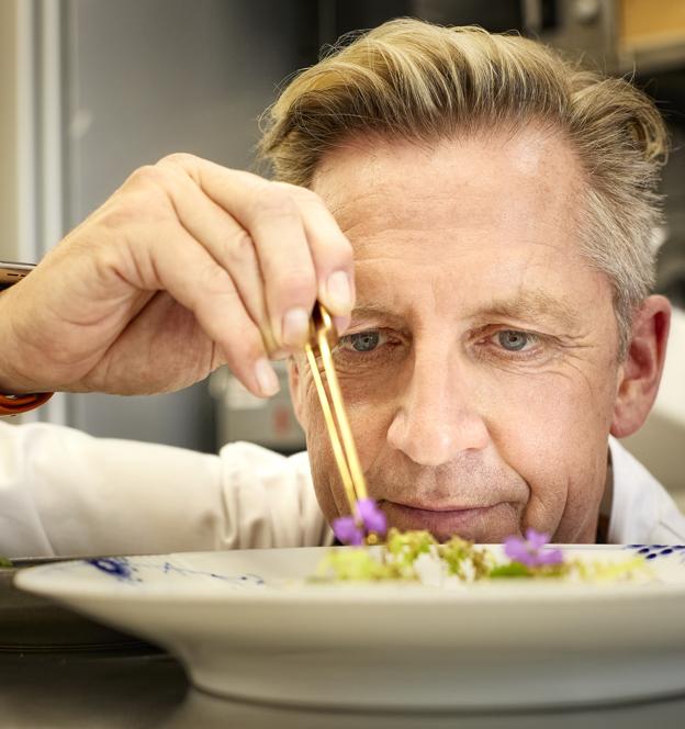 Morten Nielsen ryster ikke på fingeren, når han går i køkkenet på Mortens Kro. <i>Foto: Claus peuckert</i>