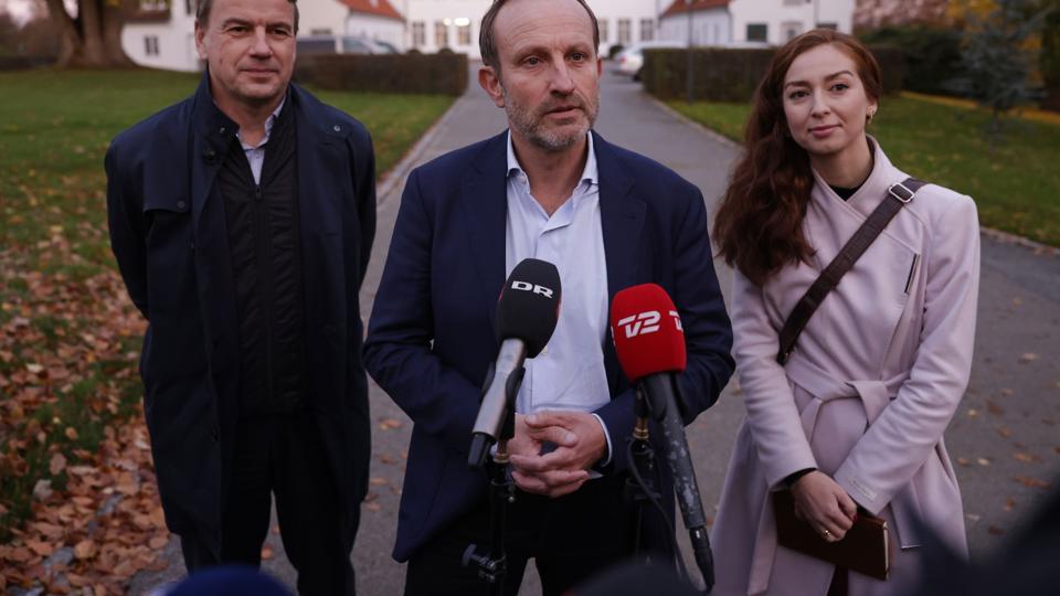 Det Radikale Venstres Christian Friis Bach, Martin Lidegaard og Samira Nawa ankommer til statsministerens embedsbolig, Marienborg. <i>Nikolai Linares/Ritzau Scanpix</i>
