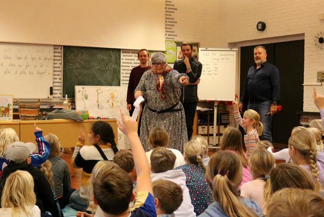 Ingrid Carlsen giver den som sproglærer og havde medbragt en række rekvisitter, som hun omtalte på vendelbomål, hvor børnene skulle finde den rigtige genstand.