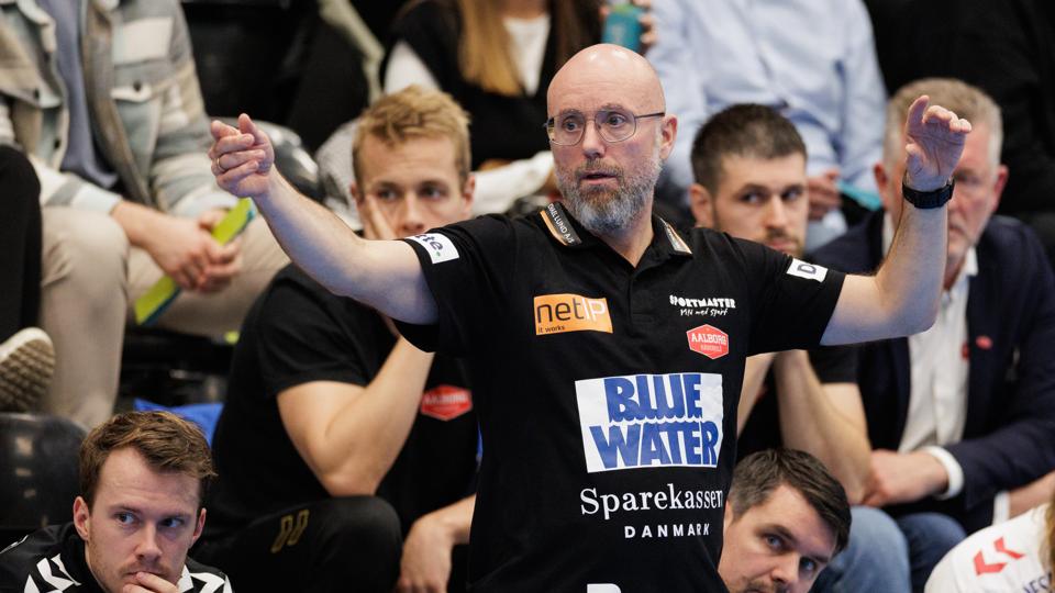 Cheftræner Stefan Madsen må se bort fra skadet fløjspiller i det kommende travle ligaprogram. <i>Foto: Henrik Bo</i>