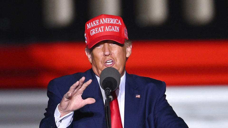 Tidligere præsident Donald Trump taler til vælgere ved et vælgermøde i Latrobe iført sin klassiske Make America Great Again-kasket. <i>Angela Weiss/Ritzau Scanpix</i>