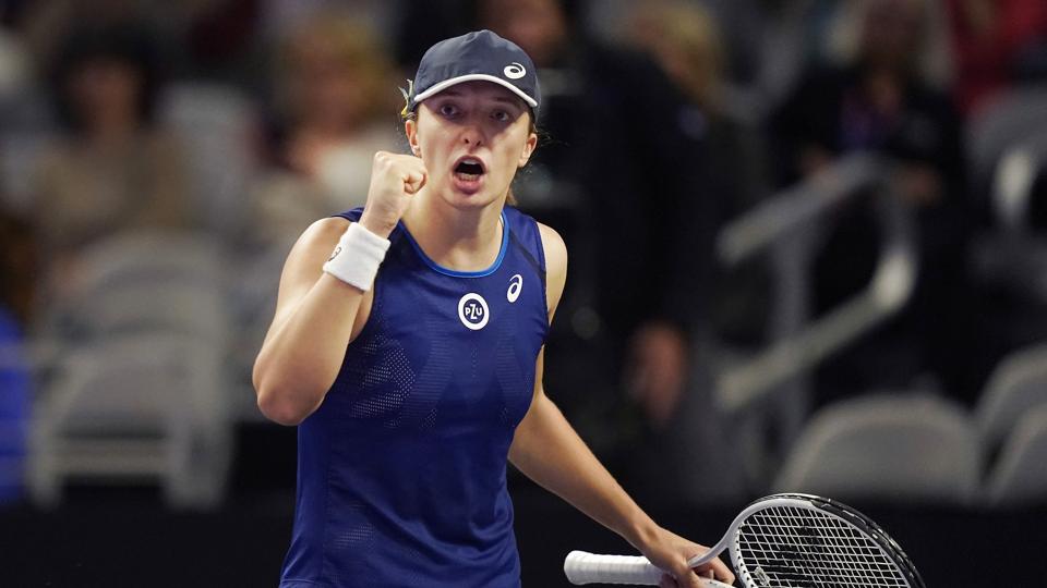 Iga Swiatek skal op mod hviderussiske Aryna Sabalenka i den ene af de to semifinaler ved WTA Finals i USA. <i>Lm Otero/Ritzau Scanpix</i>