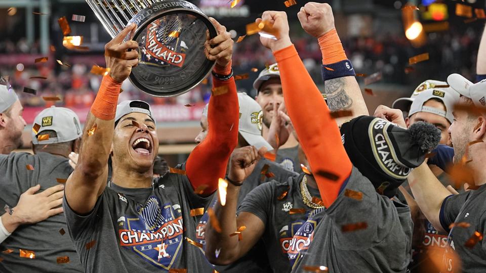 Houston Astros-stjerneskuddet Jeremy Pena fejrer sin første World Series-triumf med holdet fra Texas. <i>David J. Phillip/Ritzau Scanpix</i>