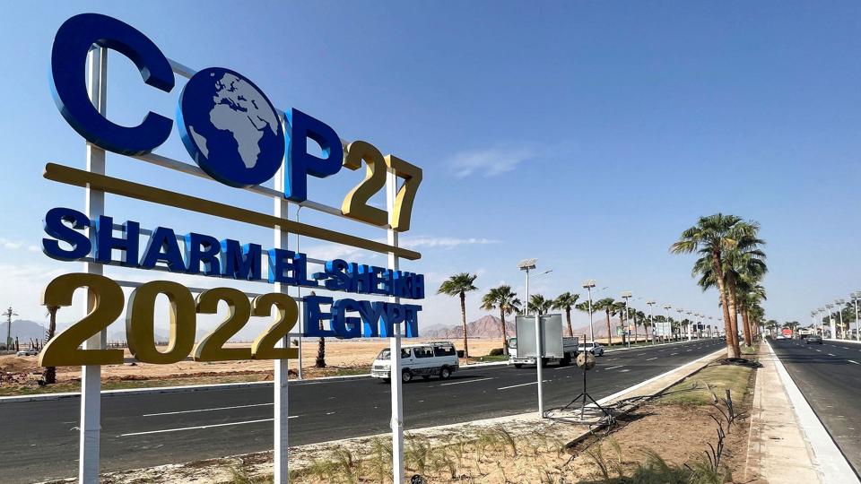 Normalt rejser tursiter til Sharm el-Sheikh, men i november er det politikere, embedsmænd, ngo'er og pressen. Der ventes over 30.000 deltagere. Her ses et skilt på vej mod konferencecentret. (Arkivfoto). <i>Sayed Sheasha/Reuters</i>