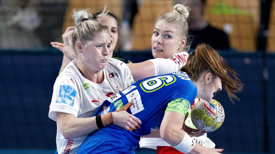 Sarah Iversen tacklede igennem i midterforsvaret mod Slovenien, og det bliver også opskriften mod Serbien. <i>Liselotte Sabroe/Ritzau Scanpix</i>