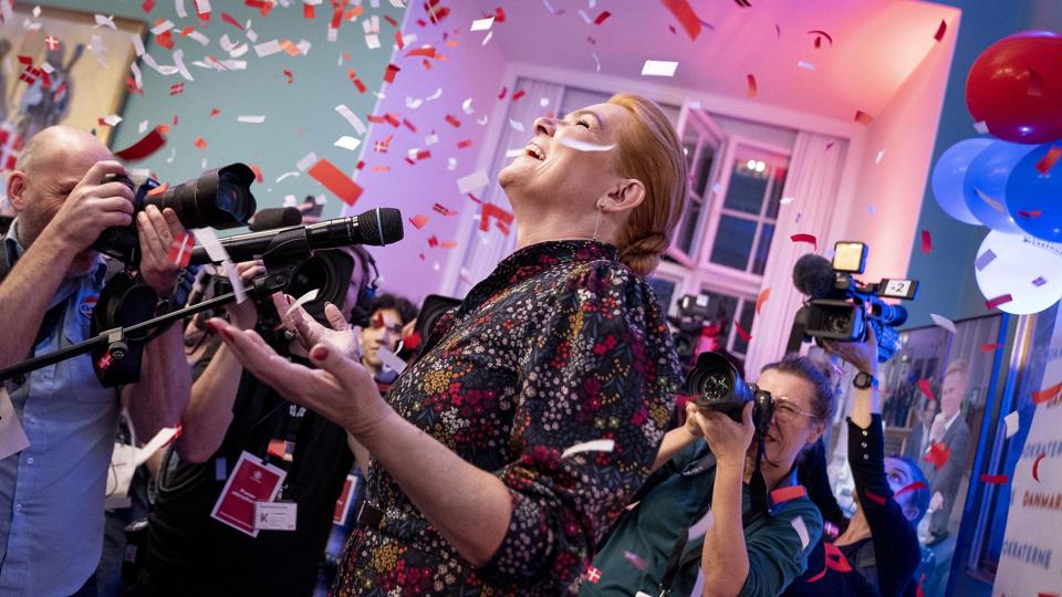 Inger Støjberg under valgaftenen hos Danmarksdemokraterne på Christiansborg. Med 47.211 stemmer blev hun den største stemmesluger ved folketingsvalget sammen med fungerende statsminister Mette Frederiksen (S), der fik 60.837 stemmer. <i>Liselotte Sabroe/Ritzau Scanpix</i>