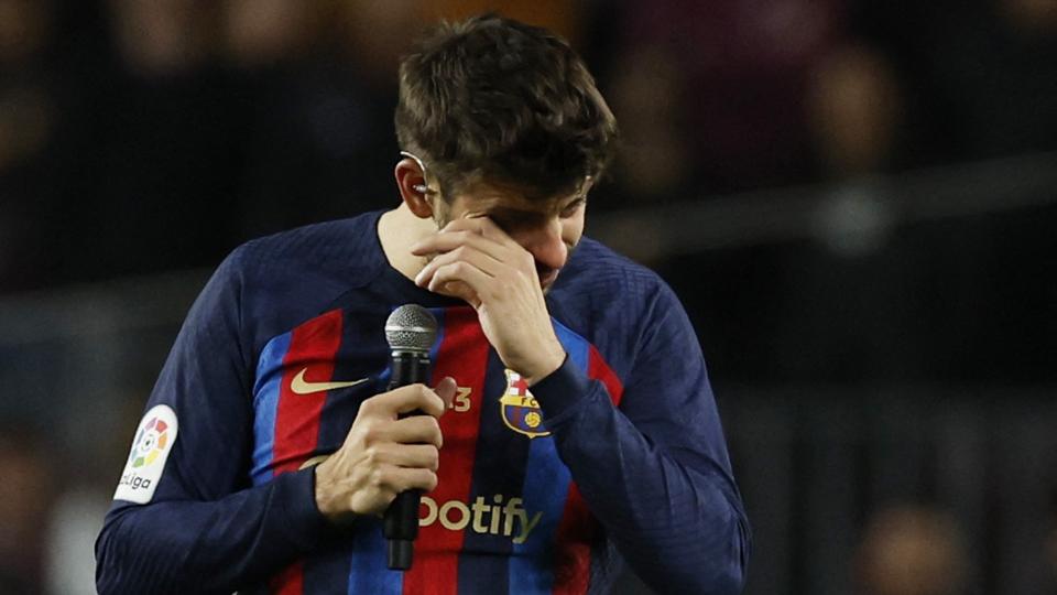 Gerard Pique kunne ikke holde tårerne tilbage, da han forlod Camp Nou for sidste gang som fodboldspiller. <i>Albert Gea/Reuters</i>