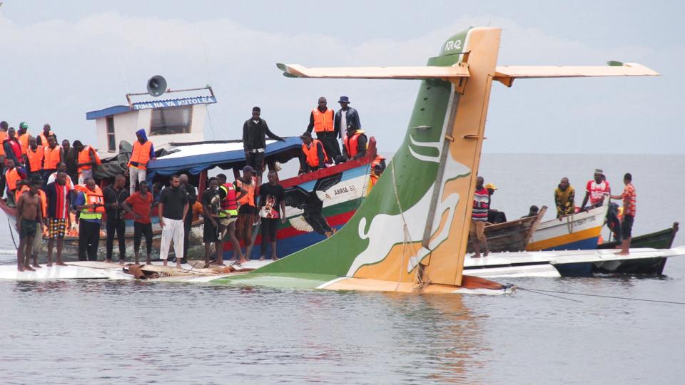 Mindst 19 omkom, da  fly foretog mislykket nødlanding på søen Lake Victoria i Tanzania. 43 personer var om bord på flyet. <i>Stringer/Reuters</i>