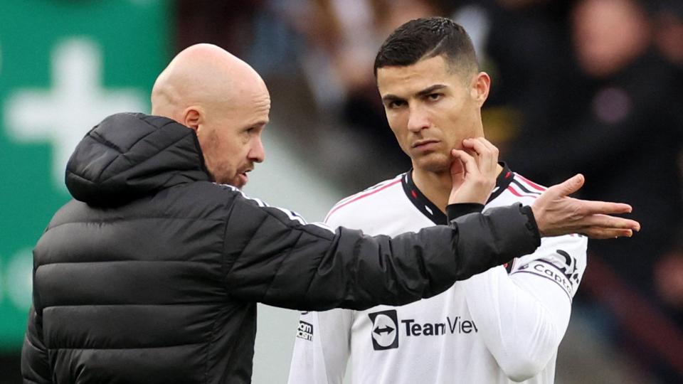 Manchester United-manager Erik ten Hag taler med Cristiano Ronaldo før starten på anden halvleg, men det hjalp ikke det store i udekampen mod Aston Villa. <i>Carl Recine/Reuters</i>