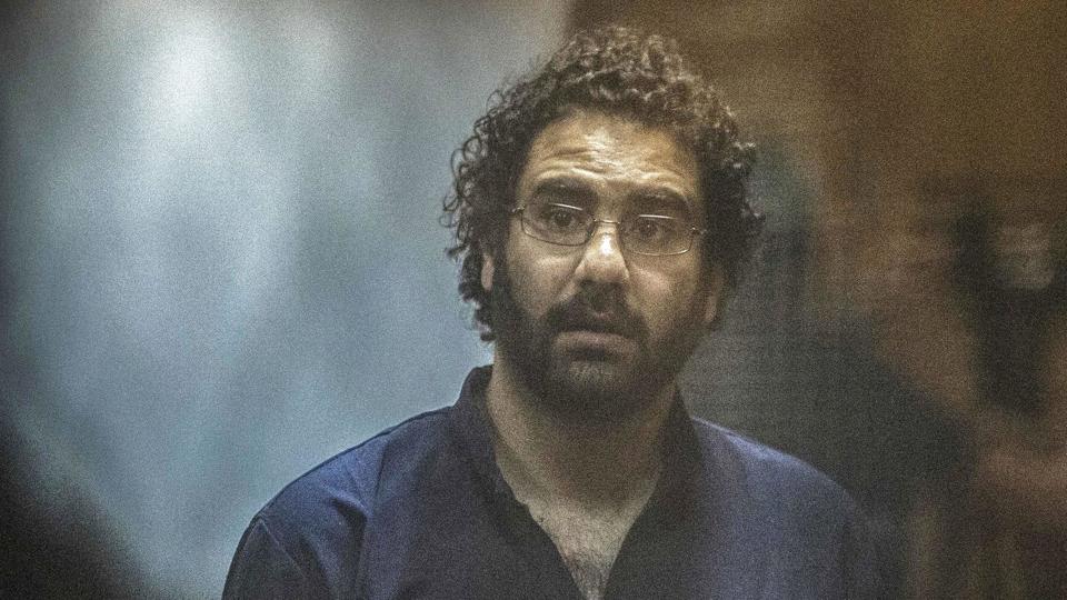 Den egyptiske og aktivist og blogger Alaa Abdel Fattah sultestrejker i protest mod forholdene i det fængsel, hvor han sidder. Tyskland kritiserer Egypten for at krænke menneskerettighederne ved at undertrykke og fængsle aktivister, og det opfordrer Kairo til at frigive Alaa Abdel Fattah <i>Khaled Desouki/Ritzau Scanpix</i>