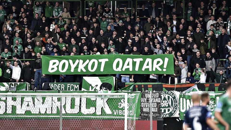 Der var fanprotester mod fodbold-VM i Qatar i kampen mellem Viborg og AGF søndag. <i>Ernst Van Norde/Ritzau Scanpix</i>