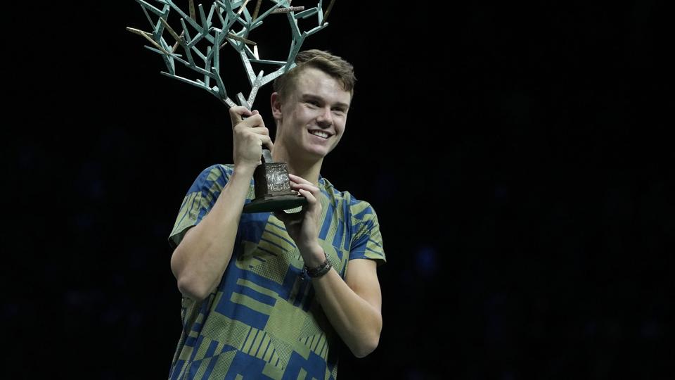 Holger Rune med Paris Masters-trofæet. <i>Foto: Thibault Camus/Ritzau Scanpix</i>