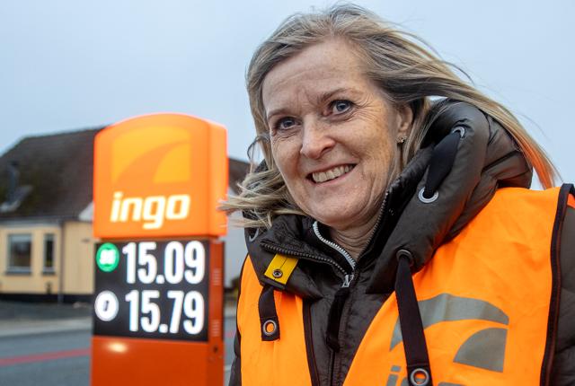 Ingos nordjyske salgschef, Anette Holm Graversen, har et skarpt øje til benzinkunderne i Brovst.