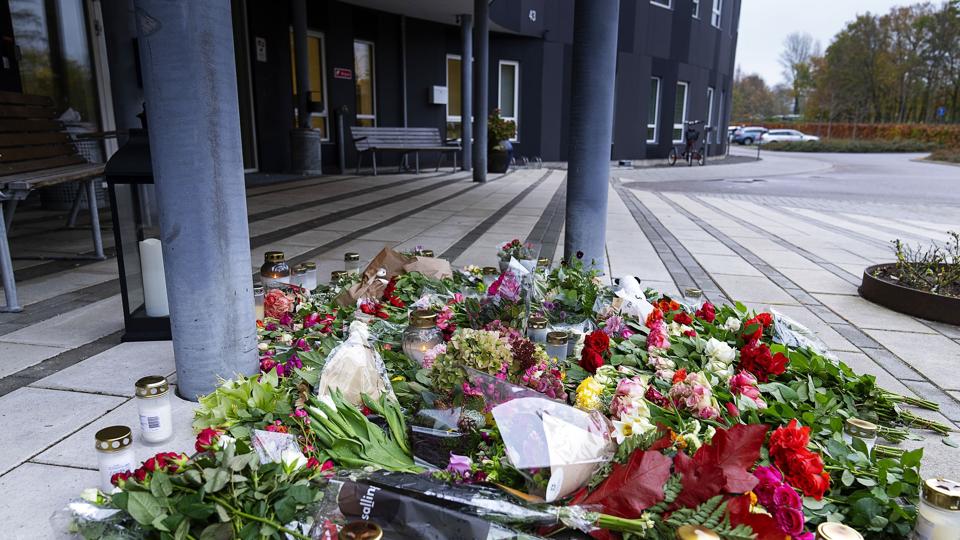 Blomster og lys til minde om dræbt 37-årig gravid kvinde foran Plejecenter Samsøvej i Holbæk søndag. <i>Claus Bech/Ritzau Scanpix</i>