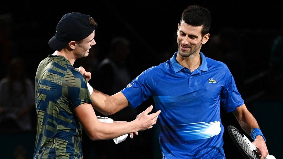 Novak Djokovic måtte søndag give fortabt over for Holger Rune, der dermed for femte kamp i træk slog en spiller fra verdensranglistens top-10. <i>Christophe Archambault/Ritzau Scanpix</i>