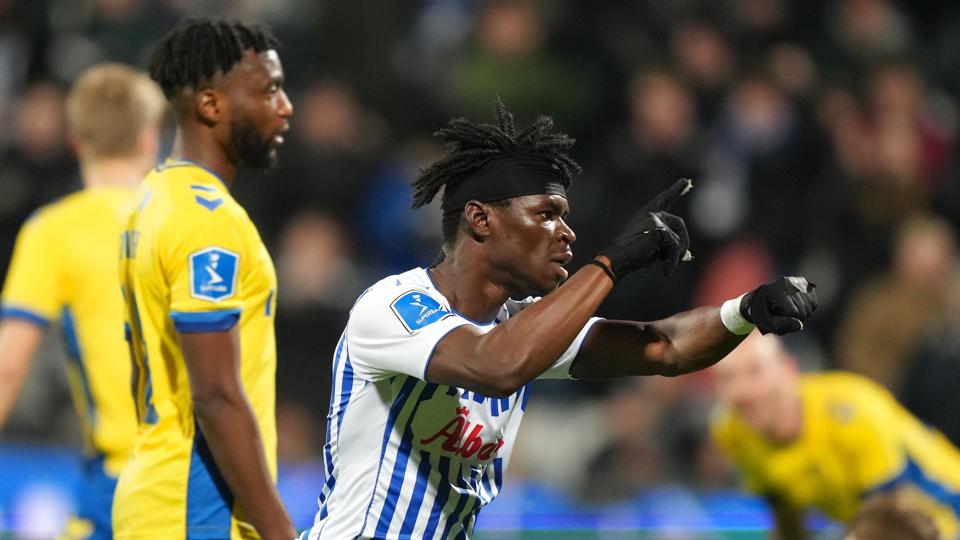 Den indskiftede OB-angriber Emmanuel Sabbi scorede til 1-1 ude mod Brøndby i søndagens sene kamp i Superligaen. <i>Claus Fisker/Ritzau Scanpix</i>