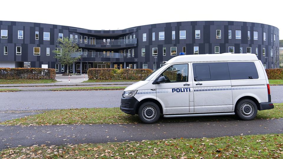 Politiet holder ude foran et plejecenter på Samsøvej i Holbæk, hvor en gravid kvinde torsdag aften blev stukket ihjel. <i>Claus Bech/Ritzau Scanpix</i>