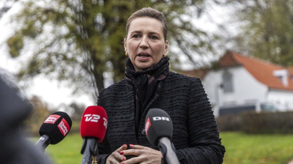 Statsminister Mette Frederiksen mødte pressen ude foran sin embedsbolig, Marienborg, fredag, da de indledende forhandlinger om en ny regering fandt sted. Mandag fortsætter de. (Arkivfoto). <i>ólafur Steinar Rye Gestsson/Ritzau Scanpix</i>